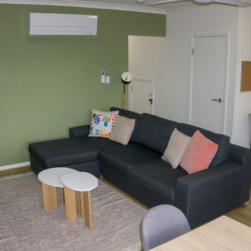 Modern, Fully Furnished Townhouse with Courtyard and Pool Access, Central Location - Photo 1