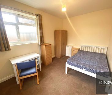 4 bedroom semi-detached house to rent - Photo 4