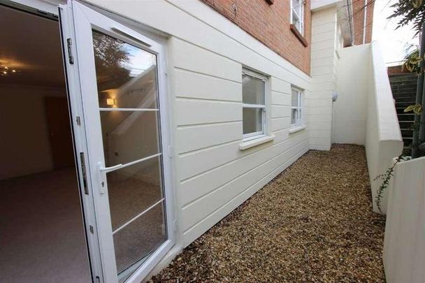 Green Lanes, Winchmore Hill, N21 - Photo 1