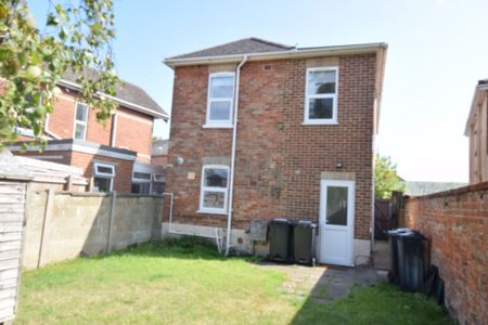 6 Bedroom House To Rent in Winton - £3,120 pcm Tenancy Info - Photo 5