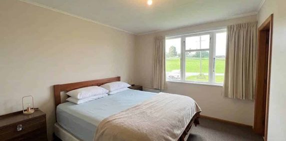 Charming 3-Bedroom Home on a Spacious Section - Photo 2