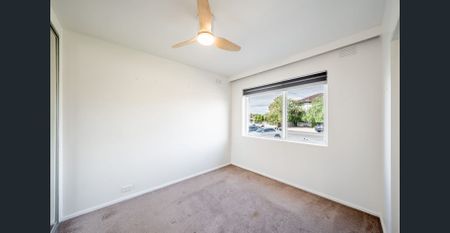 Gorgeous Ground Floor Apartment with Private Courtyard - Photo 2