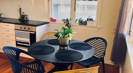 Furnished home in Lyall Bay SHORT TERM ONLY - Photo 2