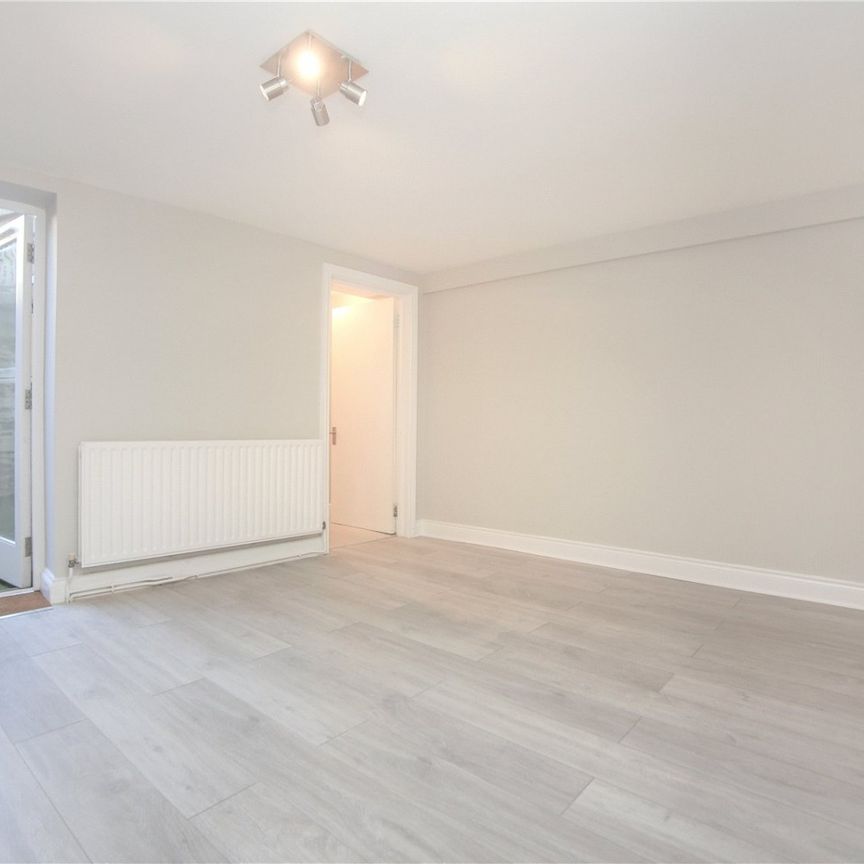 London Road, - Photo 1