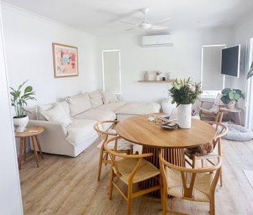 Modern Luxury in Glass House Maintenance - Photo 1