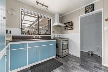 This spacious 4-bedroom, 2-bathroom home is located in the heart of Pukete, one of Hamilton's most sought-after areas for rental properties. - Photo 4