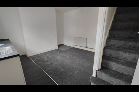 2 Bed End Terrace, Recreation Mount, LS11 - Photo 4