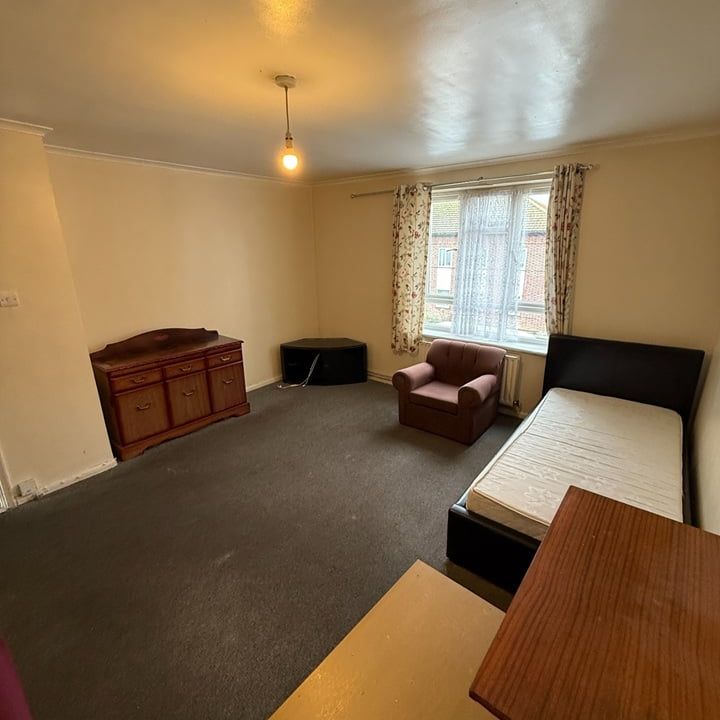 3 Bed Flat, Glenmore Parade, HA0 - Photo 1