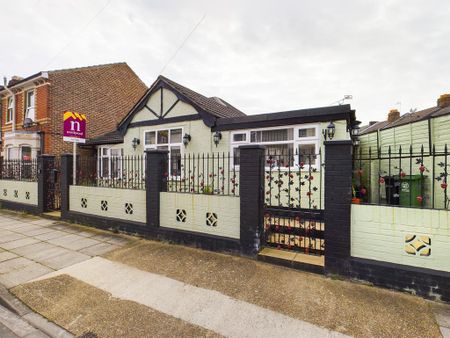 3 bedroom detached bungalow to rent - Photo 3