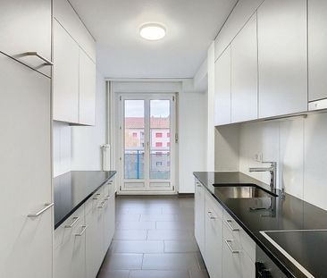 CHARMANT LOGEMENT TRÈS BIEN SITUÈ ET ENTIEREMENT RÈNOVÈ - Foto 2