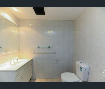 Spacious Two-bedroom Unit - Recently Updated! - Photo 3