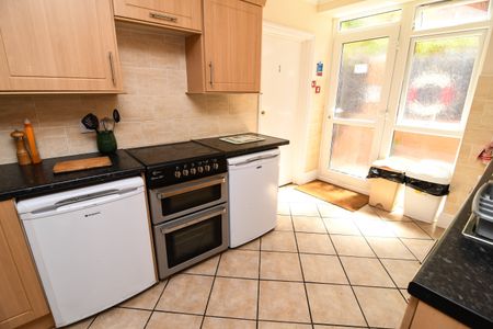 1 bed house / flat share to rent in Churchill Road, Bournemouth, BH1 - Photo 4