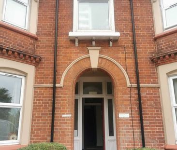 2 Bed Flat, Wokingham Road, RG6 - Photo 5