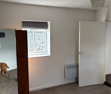 A charming and detached, two/three-bedroom cottage with a large gar... - Photo 2