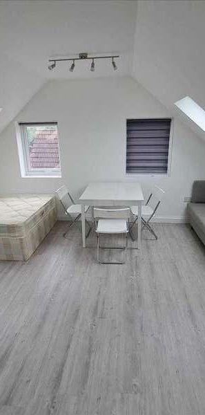 Stag Lane, London, NW9 - Photo 1