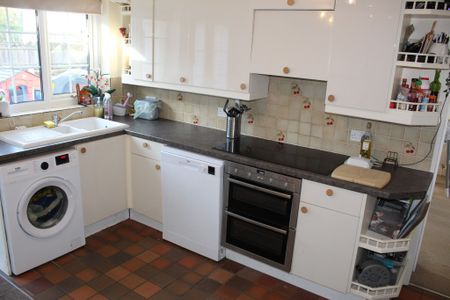 3 bed Bungalow - To Let - Photo 5