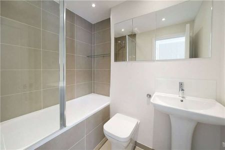 A charming self-contained studio situated on an extremely desirable street in South Kensington. - Photo 5