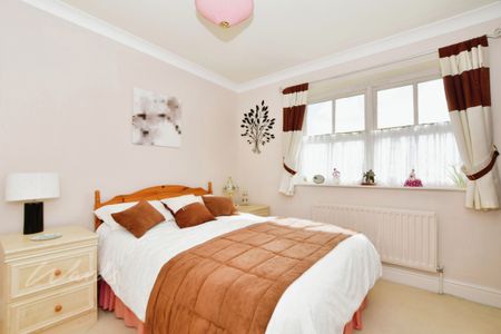 5 bedroom detached house to rent - Photo 2