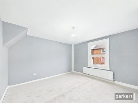 4 bedroom end of terrace house to rent - Photo 3