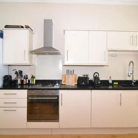 2 bedroom flat in London - Photo 3