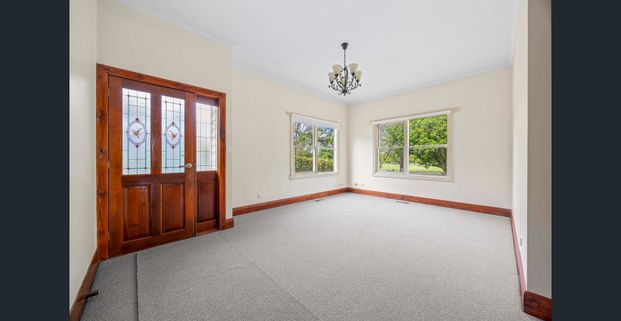 SPACIOUS THREE BEDROOM HOME WITH LARGE YARD AND SHED IN BALLARAT CENTRAL - Photo 1