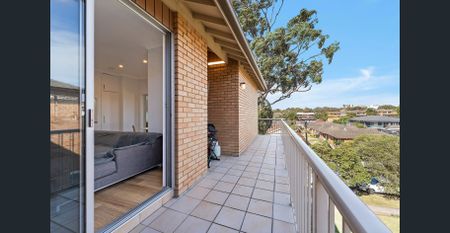 Renovated Top floor 2 Bed apartment - Photo 5