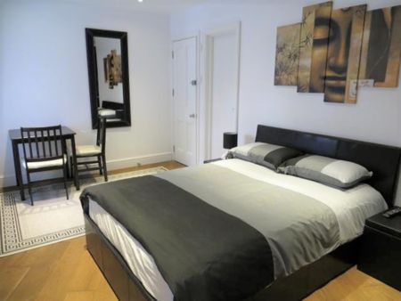 Fulham Palace Road, London - Photo 3