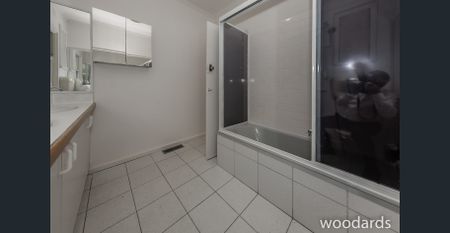 Large Family Home freshly painted throughout with new carpets and blinds fitted. - Photo 3