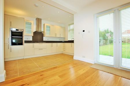 5 bedroom detached house to rent - Photo 2