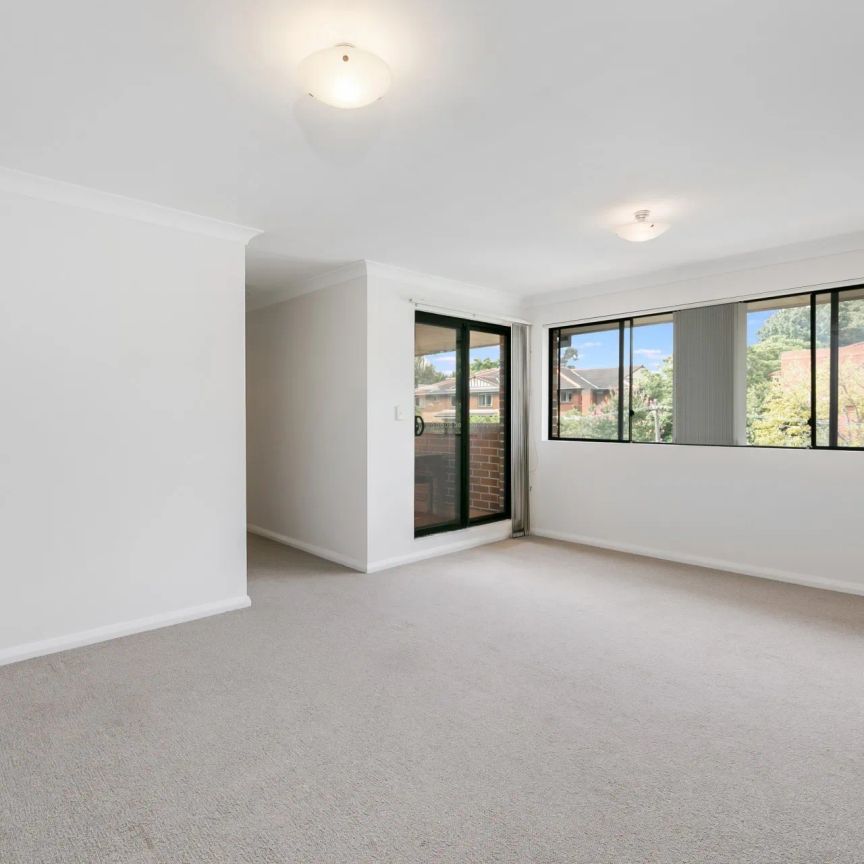 Light and Bright Top Floor Apartment - Photo 1