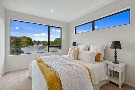 3-Bedroom Townhouse+1 Study in Te Atatū Peninsula! - Photo 4