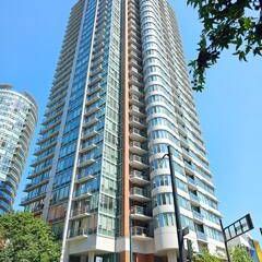 Stylish 2BR/2BA Downtown Vancouver Apt with Stunning Views & Prime Loc - Photo 3