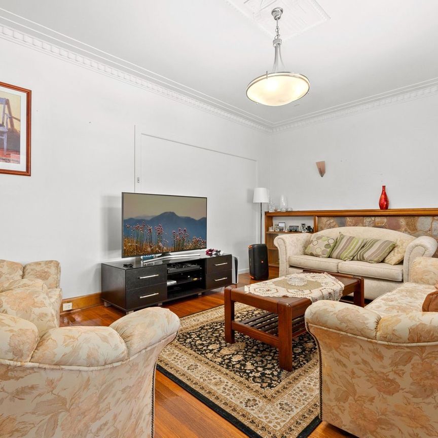 Large Family Home or perfect for students - Photo 1