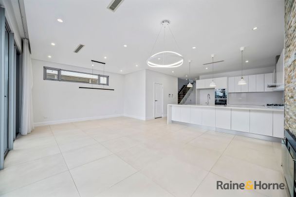 Luxury 5 Bedroom Duplex in Prime Eastwood Location - Photo 1
