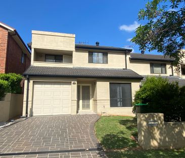 Renovated 4 Bedroom Townhouse&excl; - Photo 1