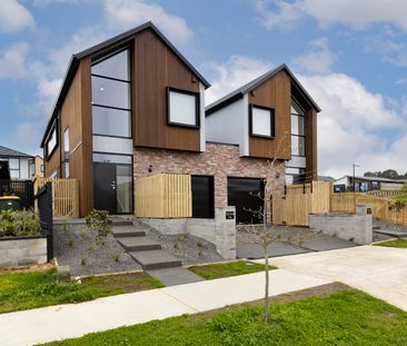 For rent is a luxurious, high-spec three-bedroom townhouse located ... - Photo 1