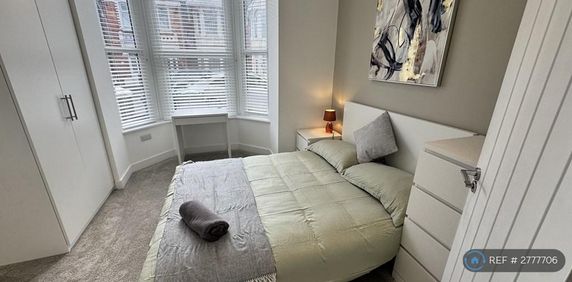 1 bedroom in a house share to rent - Photo 2