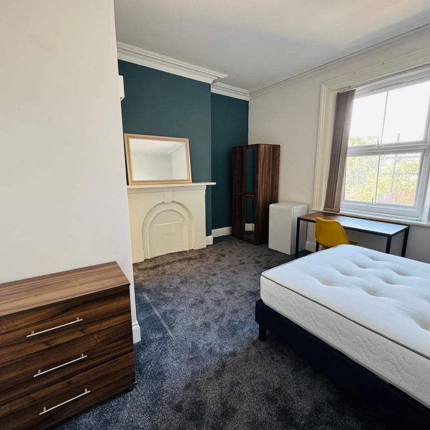 Hunters Lane Room 4 - Photo 1