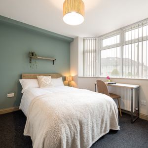 OX Living is proud to present this high-quality 7-bedroom co-living property, perfect for working professionals looking for stylish, stress-free living. - Photo 2