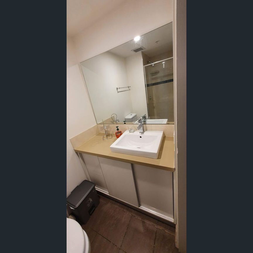 MODERN, BRIGHT, FURNISHED CLOSE TO UNIVERSITY & HOSPITALS - Photo 1