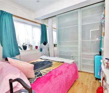 Robin Hood Road, Woking - 3 bedrooms Property for lettings - Seymours - Photo 3