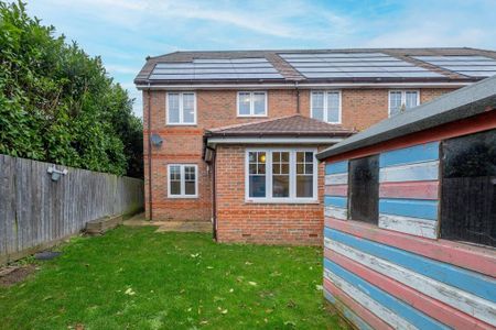 4 bedroom semi-detached house to rent - Photo 2