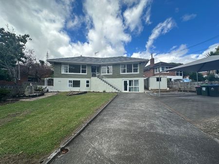 Spacious 5-Bedroom House in Glendowie with Access to Good School Zone - Photo 4