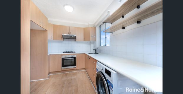 Cosy well presented apartment close to transport - Photo 1