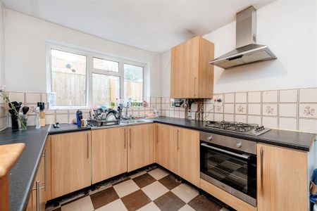 4 bedroom semi-detached house to rent - Photo 5