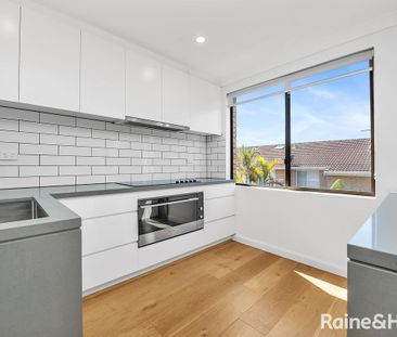 Spacious 4-Bedroom Townhouse in Earlwood - Photo 5