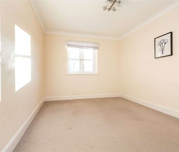 A bright first floor three bedroom unfurnished apartment with a pri... - Photo 5