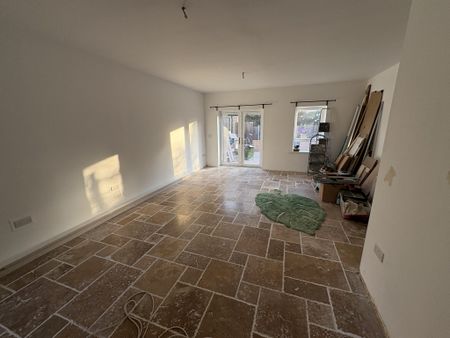 Beautifully Finished 4-Bedroom Semi-Detached Home to let Bidford-on-Avon - Photo 4