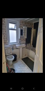 Room in a Shared House, Heigham Road, E6 - Photo 3