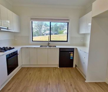 Spacious Modern Single-Storey Home Offering Privacy, Comfort & Conv... - Photo 2
